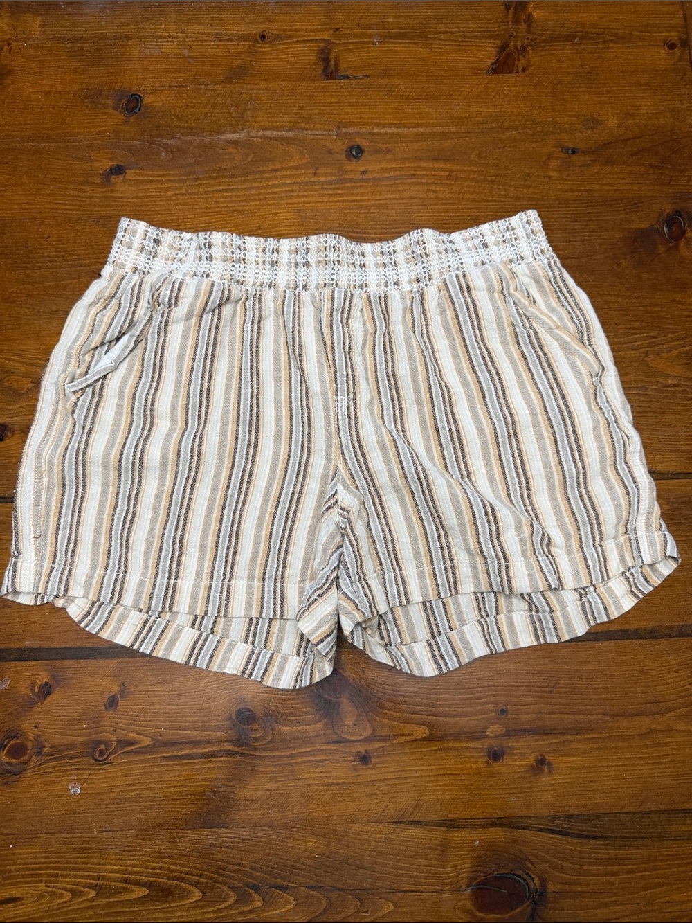 Briggs New York Striped High-Waist Shorts in Beige, Brown and Cream